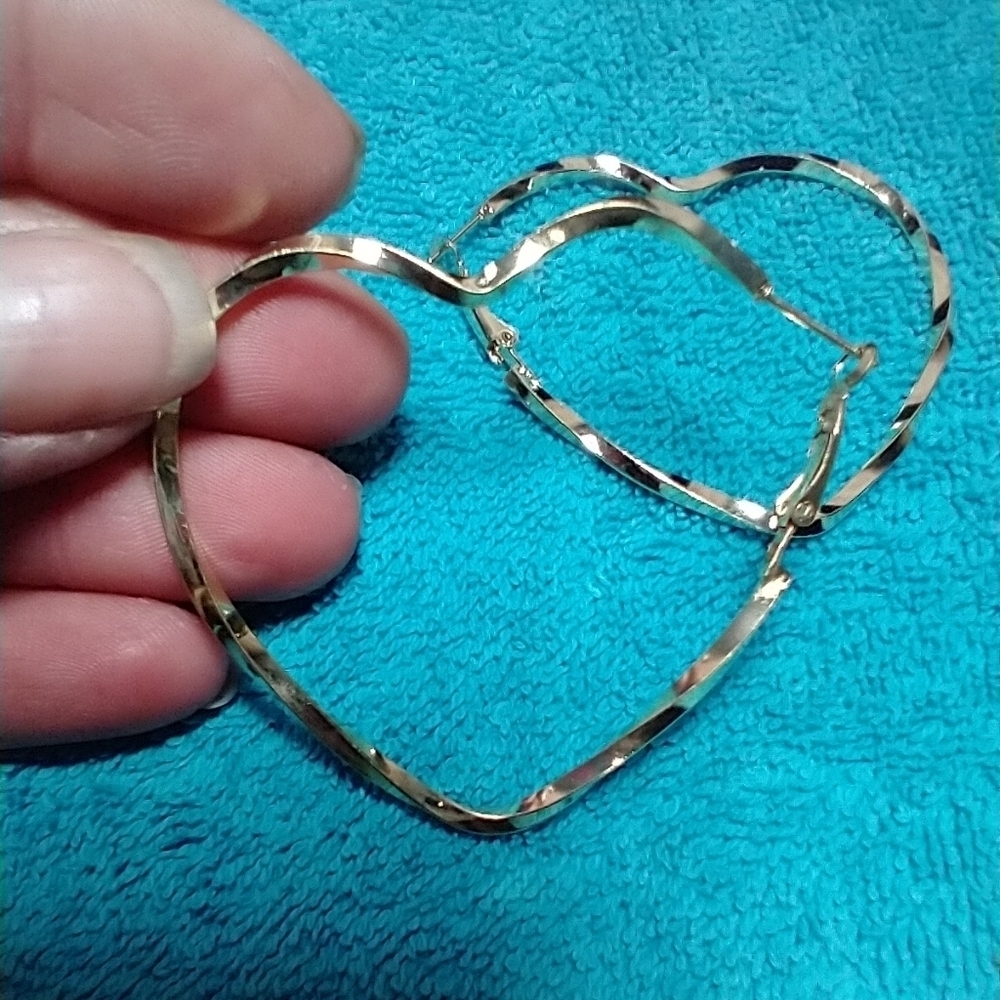 Goldtone twisted large heart wire earrings pierced